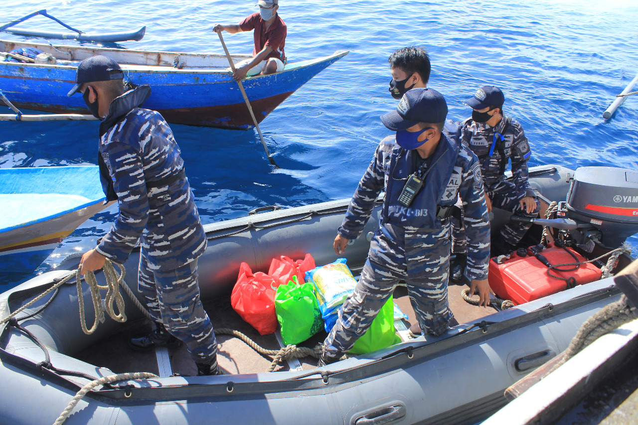 KRI Tongkol-813 Bagikan Sembako Ke Nelayan